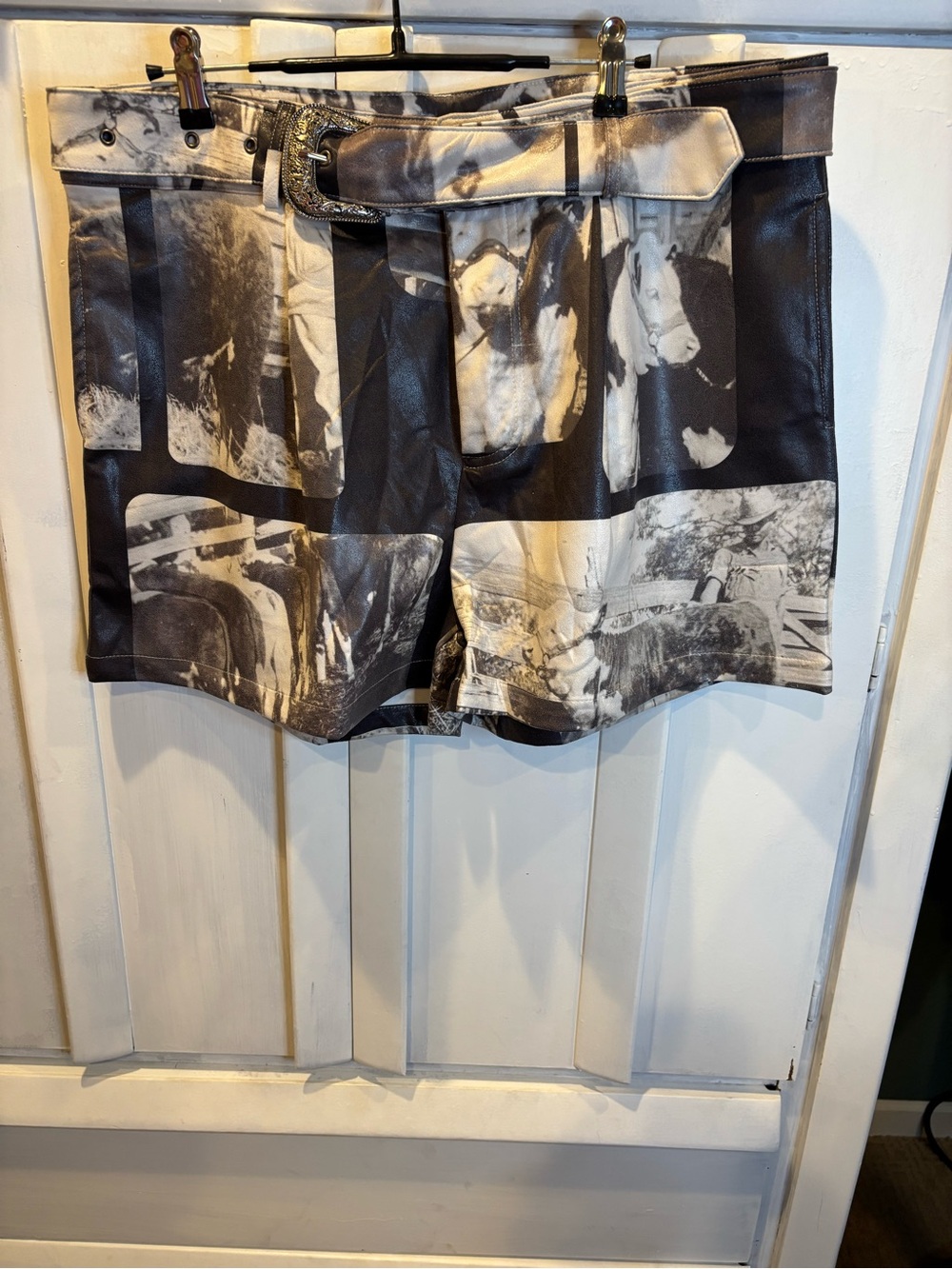 Black & White Photo-Print shorts with Belt